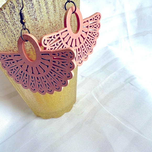 Gorgeous hand made NWOT boho fun dusty pink basket shape earrings very light - Picture 2 of 4